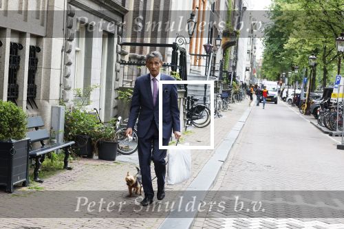 Amsterdam 14 juni 2022
Gerard Spong laat hond uit op de grachten van Amsterdam