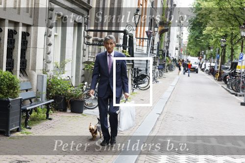Amsterdam 14 juni 2022
Gerard Spong laat hond uit op de grachten van Amsterdam