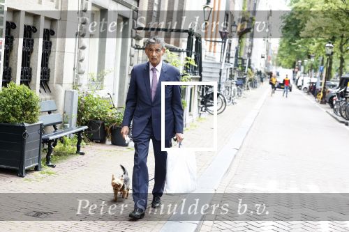 Amsterdam 14 juni 2022
Gerard Spong laat hond uit op de grachten van Amsterdam