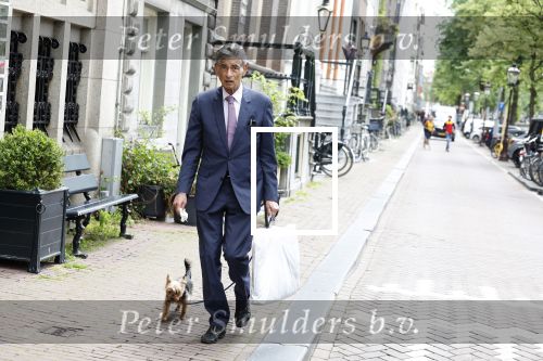 Amsterdam 14 juni 2022
Gerard Spong laat hond uit op de grachten van Amsterdam
