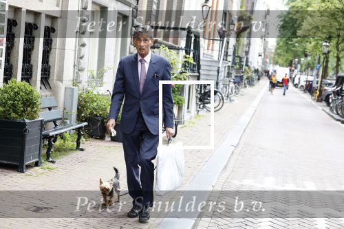 Amsterdam 14 juni 2022
Gerard Spong laat hond uit op de grachten van Amsterdam