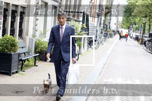 Amsterdam 14 juni 2022
Gerard Spong laat hond uit op de grachten van Amsterdam