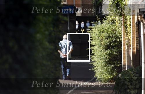 Amsterdam 14 juli 2022
Hans v d Togt laat zijn hond uit in het centrum van Amsterdam.