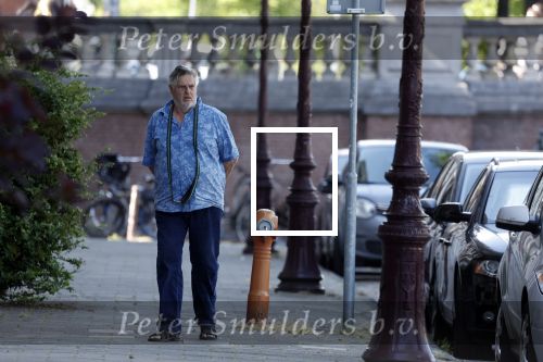 Amsterdam 14 juli 2022
Hans v d Togt laat zijn hond uit in het centrum van Amsterdam.