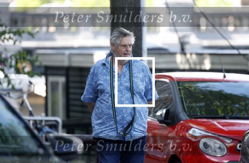 Amsterdam 14 juli 2022
Hans v d Togt laat zijn hond uit in het centrum van Amsterdam.