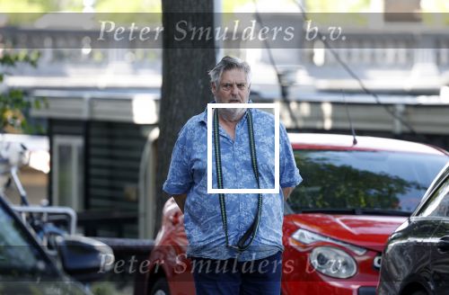 Amsterdam 14 juli 2022
Hans v d Togt laat zijn hond uit in het centrum van Amsterdam.