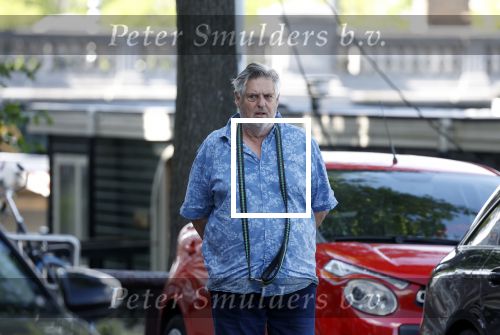 Amsterdam 14 juli 2022
Hans v d Togt laat zijn hond uit in het centrum van Amsterdam.