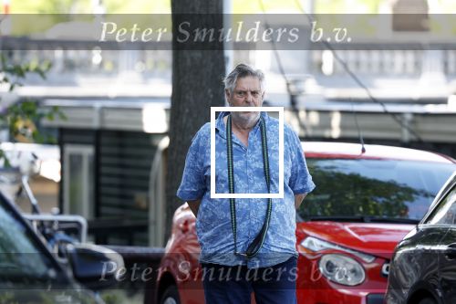 Amsterdam 14 juli 2022
Hans v d Togt laat zijn hond uit in het centrum van Amsterdam.