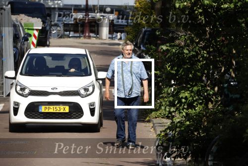 Amsterdam 14 juli 2022
Hans v d Togt laat zijn hond uit in het centrum van Amsterdam.