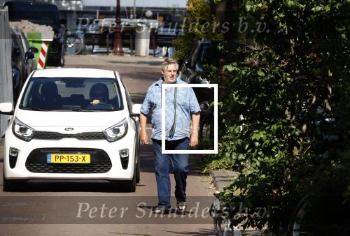 Amsterdam 14 juli 2022
Hans v d Togt laat zijn hond uit in het centrum van Amsterdam.
