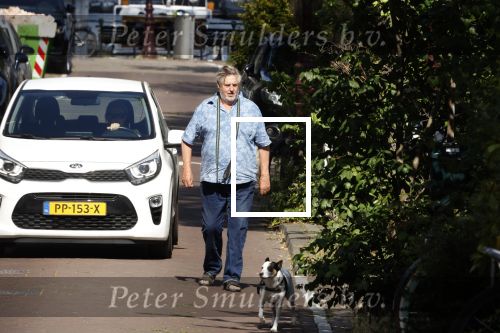 Amsterdam 14 juli 2022
Hans v d Togt laat zijn hond uit in het centrum van Amsterdam.