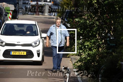 Amsterdam 14 juli 2022
Hans v d Togt laat zijn hond uit in het centrum van Amsterdam.