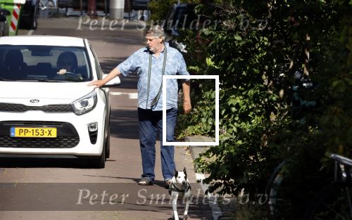 Amsterdam 14 juli 2022
Hans v d Togt laat zijn hond uit in het centrum van Amsterdam.