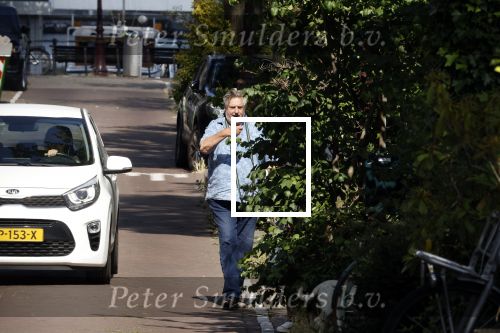 Amsterdam 14 juli 2022
Hans v d Togt laat zijn hond uit in het centrum van Amsterdam.