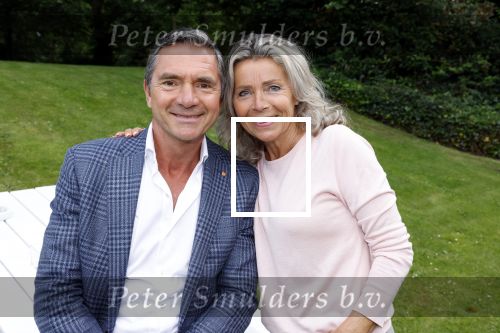Nuland 13 juni 2022
Presentatie Toos wijn vernoemd naar Toos v d Valk . Bijna de hele familie is aan wezig in de tuin van het familie huis. Hein Vergeer met zijn vrouw