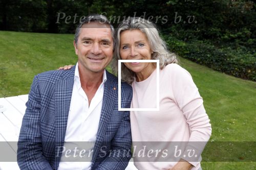 Nuland 13 juni 2022
Presentatie Toos wijn vernoemd naar Toos v d Valk . Bijna de hele familie is aan wezig in de tuin van het familie huis. Hein Vergeer met zijn vrouw