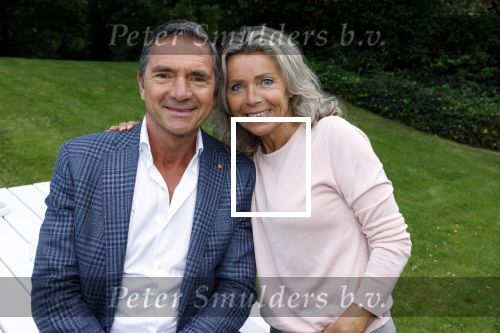 Nuland 13 juni 2022
Presentatie Toos wijn vernoemd naar Toos v d Valk . Bijna de hele familie is aan wezig in de tuin van het familie huis. Hein Vergeer met zijn vrouw