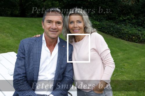 Nuland 13 juni 2022
Presentatie Toos wijn vernoemd naar Toos v d Valk . Bijna de hele familie is aan wezig in de tuin van het familie huis. Hein Vergeer met zijn vrouw