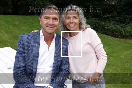 Nuland 13 juni 2022
Presentatie Toos wijn vernoemd naar Toos v d Valk . Bijna de hele familie is aan wezig in de tuin van het familie huis. Hein Vergeer met zijn vrouw