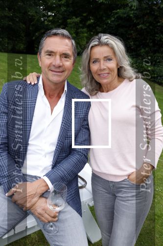 Nuland 13 juni 2022
Presentatie Toos wijn vernoemd naar Toos v d Valk . Bijna de hele familie is aan wezig in de tuin van het familie huis. Hein Vergeer met zijn vrouw