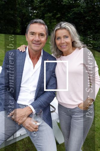 Nuland 13 juni 2022
Presentatie Toos wijn vernoemd naar Toos v d Valk . Bijna de hele familie is aan wezig in de tuin van het familie huis. Hein Vergeer met zijn vrouw