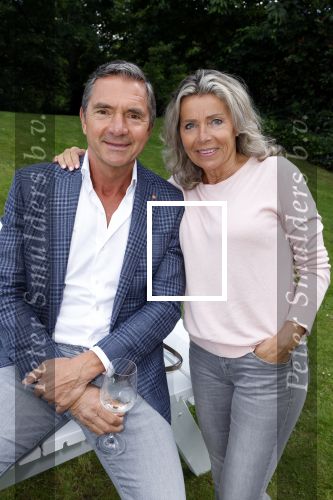 Nuland 13 juni 2022
Presentatie Toos wijn vernoemd naar Toos v d Valk . Bijna de hele familie is aan wezig in de tuin van het familie huis. Hein Vergeer met zijn vrouw