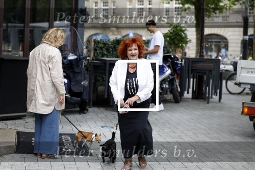 Amsterdam 1 juli 2022
Imca Marina met een vriendin en haar hondje in het centrum van Amsterdam
