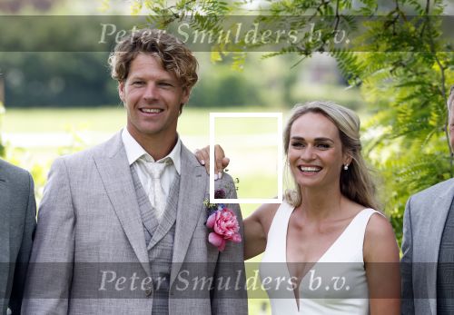 Oosterblokker 18 juni 2022
Irene Schouten en Dirkjan Mak trouwen in de tuin bij de ouders van Dirkjan . Irene met haar vader en broers
