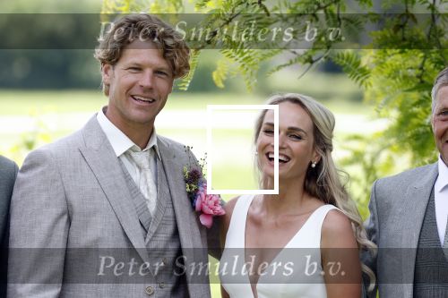 Oosterblokker 18 juni 2022
Irene Schouten en Dirkjan Mak trouwen in de tuin bij de ouders van Dirkjan . Irene met haar vader en broers