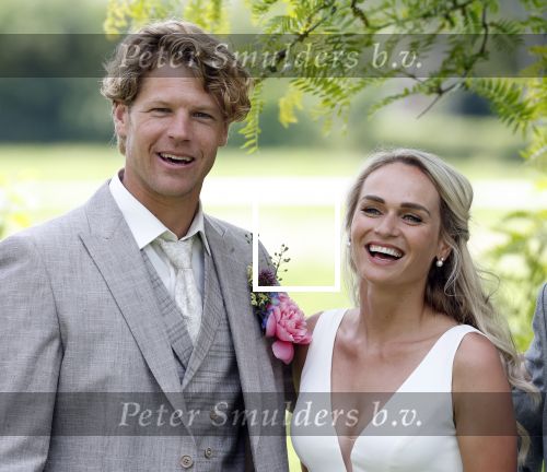 Oosterblokker 18 juni 2022
Irene Schouten en Dirkjan Mak trouwen in de tuin bij de ouders van Dirkjan . Irene met haar vader en broers