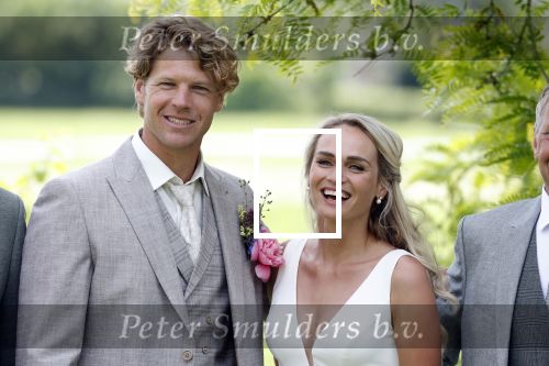 Oosterblokker 18 juni 2022
Irene Schouten en Dirkjan Mak trouwen in de tuin bij de ouders van Dirkjan . Irene met haar vader en broers
