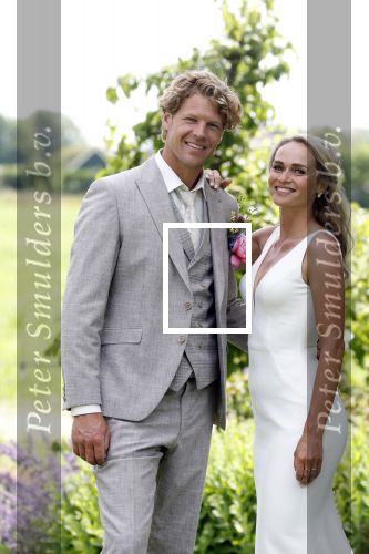 Oosterblokker 18 juni 2022
Irene Schouten en Dirkjan Mak trouwen in de tuin bij de ouders van Dirkjan .