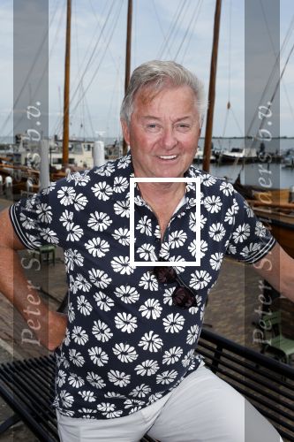 Volendam 30 juni 2022
CD presentatie bij Lotje van Edwin v Hoevelaak en zijn vriendin Natasja Poels . jan Keizer reikte de eerste cd uit.