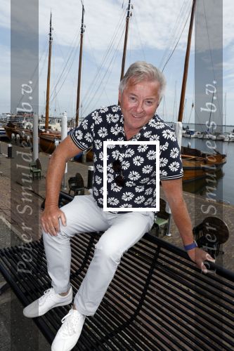 Volendam 30 juni 2022
CD presentatie bij Lotje van Edwin v Hoevelaak en zijn vriendin Natasja Poels . jan Keizer reikte de eerste cd uit.
