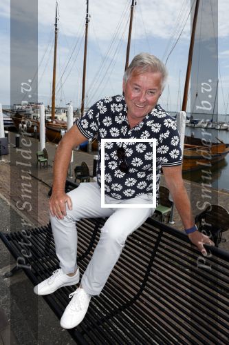 Volendam 30 juni 2022
CD presentatie bij Lotje van Edwin v Hoevelaak en zijn vriendin Natasja Poels . jan Keizer reikte de eerste cd uit.