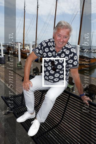 Volendam 30 juni 2022
CD presentatie bij Lotje van Edwin v Hoevelaak en zijn vriendin Natasja Poels . jan Keizer reikte de eerste cd uit.