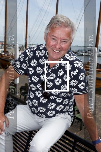 Volendam 30 juni 2022
CD presentatie bij Lotje van Edwin v Hoevelaak en zijn vriendin Natasja Poels . jan Keizer reikte de eerste cd uit.
