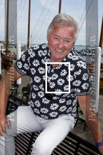 Volendam 30 juni 2022
CD presentatie bij Lotje van Edwin v Hoevelaak en zijn vriendin Natasja Poels . jan Keizer reikte de eerste cd uit.