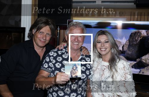 Volendam 30 juni 2022
CD presentatie bij Lotje van Edwin v Hoevelaak en zijn vriendin Natasja Poels . jan Keizer reikte de eerste cd uit.