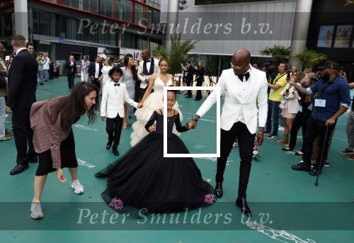 Rotterdam 26 juni 2022
Premiere Bon Bini 3 in Pathe Rotterdam.
Jandino Asporaat kwam met zijn vrouw en kinderen