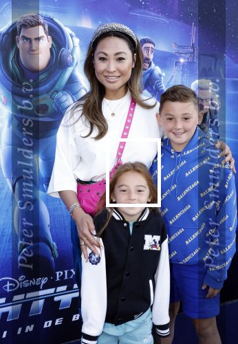 Amsterdam 12 juni 2022
Premiere Lightning (pixar) in Pathe Amsterdam noord.
Janine Kho met kinderen en vriend