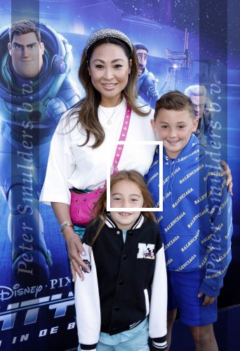 Amsterdam 12 juni 2022
Premiere Lightning (pixar) in Pathe Amsterdam noord.
Janine Kho met kinderen en vriend