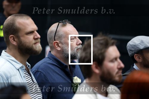 Amsterdam 6 juli 2022
Precies 1 jaar geleden werd op deze plek Peter R de Vries neergeschoten. De redaktie en presentatoren van RTL Boulevard leggen een witte roos neer . OA aanwezig Georgette Schlick Peter v d Vorst Sven Sauve Marieke Elsinga Vivienne v d Assem Aran Bade Jeroen Kijk in de Vegte Arno Kantelberg Eveline Stallaart Clarice Stenger Leon de Ruyter Dries Roelvink en Tim Oliehoek .