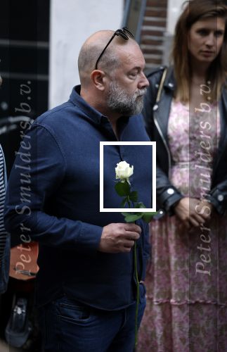 Amsterdam 6 juli 2022
Precies 1 jaar geleden werd op deze plek Peter R de Vries neergeschoten. De redaktie en presentatoren van RTL Boulevard leggen een witte roos neer . OA aanwezig Georgette Schlick Peter v d Vorst Sven Sauve Marieke Elsinga Vivienne v d Assem Aran Bade Jeroen Kijk in de Vegte Arno Kantelberg Eveline Stallaart Clarice Stenger Leon de Ruyter Dries Roelvink en Tim Oliehoek .