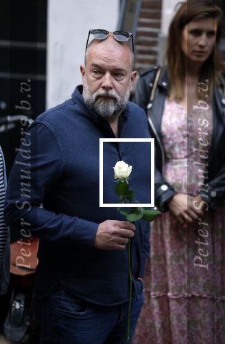 Amsterdam 6 juli 2022
Precies 1 jaar geleden werd op deze plek Peter R de Vries neergeschoten. De redaktie en presentatoren van RTL Boulevard leggen een witte roos neer . OA aanwezig Georgette Schlick Peter v d Vorst Sven Sauve Marieke Elsinga Vivienne v d Assem Aran Bade Jeroen Kijk in de Vegte Arno Kantelberg Eveline Stallaart Clarice Stenger Leon de Ruyter Dries Roelvink en Tim Oliehoek .