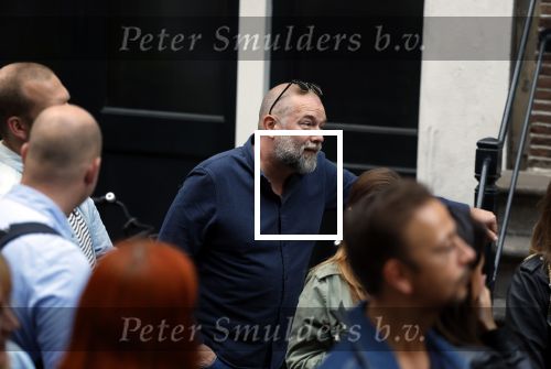 Amsterdam 6 juli 2022
Precies 1 jaar geleden werd op deze plek Peter R de Vries neergeschoten. De redaktie en presentatoren van RTL Boulevard leggen een witte roos neer . OA aanwezig Georgette Schlick Peter v d Vorst Sven Sauve Marieke Elsinga Vivienne v d Assem Aran Bade Jeroen Kijk in de Vegte Arno Kantelberg Eveline Stallaart Clarice Stenger Leon de Ruyter Dries Roelvink en Tim Oliehoek .