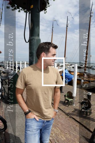 Volendam 30 juni 2022
CD presentatie bij Lotje van Edwin v Hoevelaak en zijn vriendin Natasja Poels . jan Keizer reikte de eerste cd uit. Jeroen v d Boom