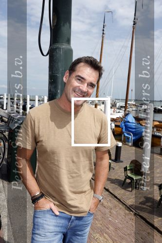 Volendam 30 juni 2022
CD presentatie bij Lotje van Edwin v Hoevelaak en zijn vriendin Natasja Poels . jan Keizer reikte de eerste cd uit. Jeroen v d Boom