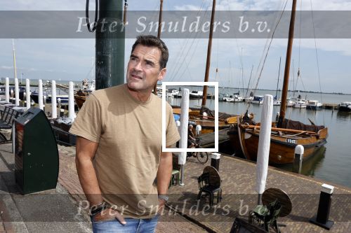 Volendam 30 juni 2022
CD presentatie bij Lotje van Edwin v Hoevelaak en zijn vriendin Natasja Poels . jan Keizer reikte de eerste cd uit. Jeroen v d Boom