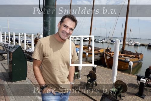 Volendam 30 juni 2022
CD presentatie bij Lotje van Edwin v Hoevelaak en zijn vriendin Natasja Poels . jan Keizer reikte de eerste cd uit. Jeroen v d Boom